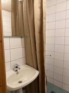 Ένα μπάνιο στο Neat studio apartment with private entrance