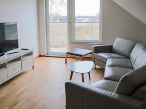 5 star holiday home in FALKENBERG في Anderstorp: غرفة معيشة بها أريكة وطاولة