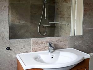 5 star holiday home in FALKENBERG في Anderstorp: حوض الحمام مع دش ومرآة +20 صورة