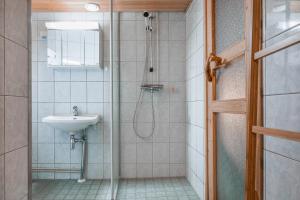 un bagno con doccia e lavandino di Villa Kuurupiilo a Kuusamo