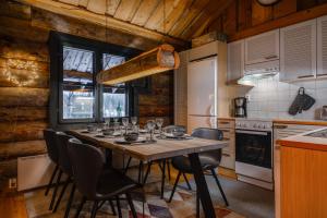 una sala da pranzo con tavolo e sedie in cucina di Villa Kuurupiilo a Kuusamo Altre 29 foto