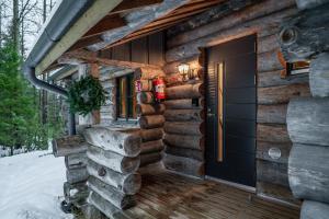 una baita con un idrante antincendio accanto a una porta di Villa Kuurupiilo a Kuusamo