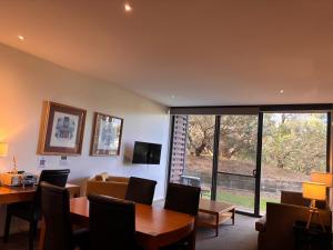 Et tv og/eller underholdning på Resort Living with Pool, Golf, Bar and Dining