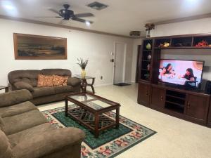 un soggiorno con divano e TV a schermo piatto di Vacation home a Melbourne