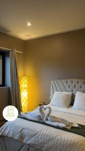 アルルにあるWhy Not Jacuzziのベッドルーム1室(白いシーツとランプ付)