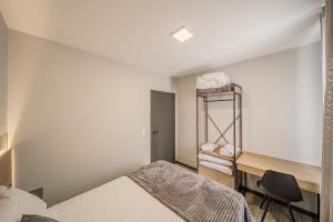 Design, Wi-Fi 7, 4 Hóspedes e Conforto Premium في Boa Vista: غرفة نوم بها سرير ومكتب وكرسي