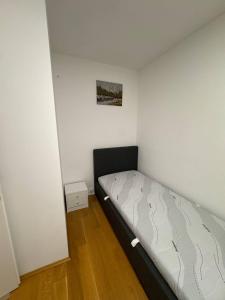 ein kleines Schlafzimmer mit einem Bett in einem Zimmer in der Unterkunft Premstätten Hofbauerweg 11 Ap 8 