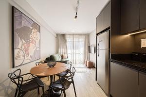 Design, Wi-Fi 7, 4 Hóspedes e Conforto Premium في Boa Vista: مطبخ مع طاولة وكراسي في الغرفة