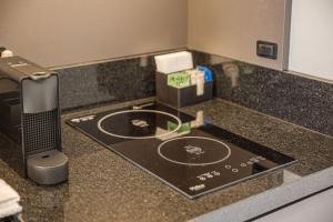 Design, Wi-Fi 7, 4 Hóspedes e Conforto Premium في Boa Vista: طاولة مطبخ مع موقد في المطبخ +45 صورة