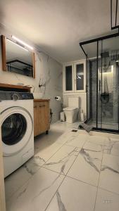 un bagno con lavatrice e WC di Ethereal Kavala a Kavala