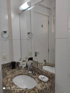 Et badeværelse på EXCELENTE APTO C/VISTA AO MAR + 46 billeder