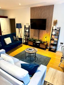 Spacious 3 bed Parking, Long stay , Relocators في ناريسبورو: غرفة معيشة مع أريكة وتلفزيون