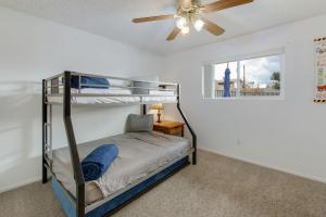 Ένα ή περισσότερα κρεβάτια σε δωμάτιο στο Welcome To Cisco Pool Fire Pit Minutes To Bridge +30 φωτογραφίες