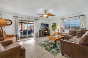 Μια τηλεόραση ή/και κέντρο ψυχαγωγίας στο Welcome To Cisco Pool Fire Pit Minutes To Bridge