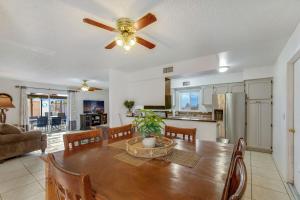 Η κουζίνα ή μικρή κουζίνα στο Welcome To Cisco Pool Fire Pit Minutes To Bridge