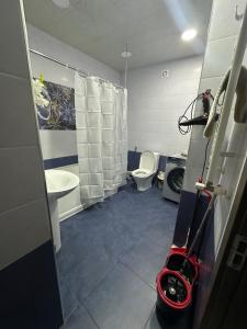 Ένα μπάνιο στο A p a r t m e n t AnnaMari O l d T b i l i s i +59 φωτογραφίες