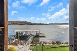 una vista de un muelle en un gran lago en Lakefront Ozarks Home w Private Dock & Pool, en Damsel