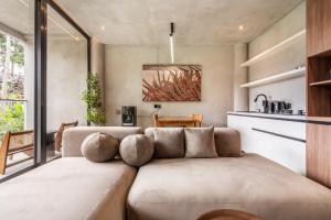 MODERN AND COMFORTABLE JUNGLE VISTA HOTEL Ubud Bali By JV with a relaxing atmosphere في أوبود: غرفة معيشة بها أريكة وطاولة