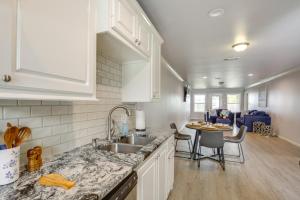 Køkken eller tekøkken på 2 Mi to Depot District Dog-Friendly 1BR Getaway! + 16 billeder