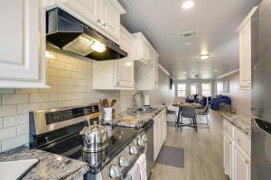 Køkken eller tekøkken på 2 Mi to Depot District Dog-Friendly 1BR Getaway!