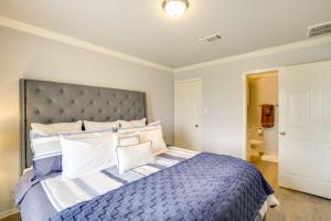 En eller flere senge i et værelse på 2 Mi to Depot District Dog-Friendly 1BR Getaway!