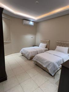 Ένα ή περισσότερα κρεβάτια σε δωμάτιο στο مرج الزيتون للشقق المخدومة