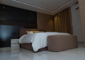 Un pat sau paturi într-o cameră la Luxury 2 bedroom duplex with private cinema