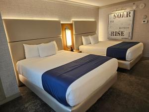 two beds in a hotel room with two at Easy access unit at the main strip in Las Vegas