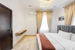 Ένα ή περισσότερα κρεβάτια σε δωμάτιο στο Luxury & Classy 2Bedroom Apartment