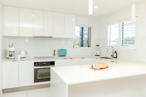 Køkken eller tekøkken på Breathe Coolum - coastal calm, walk to everything