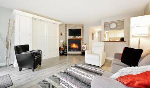 a living room with a couch and a fireplace at Hameau 28-41 studio in Stoneham