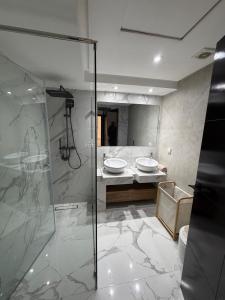 Koupelna v ubytování Luxury Pool View Apartment Design and Confort