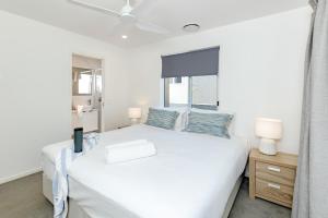 En eller flere senge i et værelse på Breathe Coolum - coastal calm, walk to everything