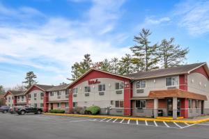 a hotel with a parking lot in front of it at Red Roof Inn Queensbury in Queensbury