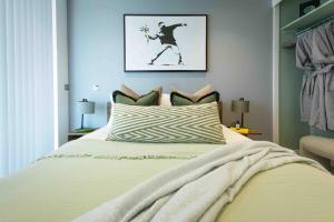 En eller flere senge i et værelse på Suite115@Millbay