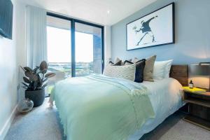 En eller flere senge i et værelse på Suite115@Millbay