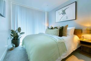 En eller flere senge i et værelse på Suite115@Millbay + 26 billeder