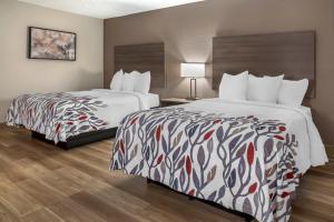 Ένα ή περισσότερα κρεβάτια σε δωμάτιο στο Red Roof Inn Queensbury