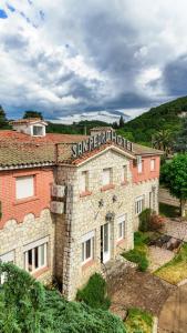 San Pedro Hotel في ريو سيبالوس: مبنى مع علامة على جانبه