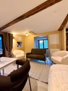 una sala de estar con un sofá y una mesa en La Pierre Dorée - popular, elegant, fully equipped, en Albertville