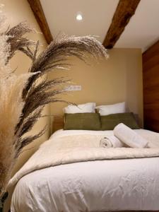Un dormitorio con una cama con plumas. en La Pierre Dorée - popular, elegant, fully equipped, en Albertville