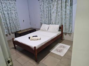 Easygoing في باراماريبو: سرير عليه شراشف بيضاء وكيس