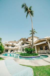 Piscina de la sau aproape de Beach Palm Whisper Villa, Private Beach