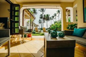 O grădină în afara Beach Palm Whisper Villa, Private Beach