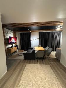 una sala de estar con un sofá y una mesa en Arctic Glow Apartment 3, en Ivalo