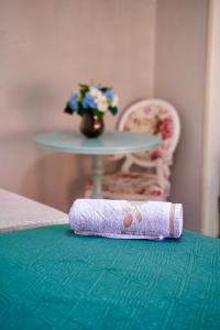 un rollo de papel higiénico sobre una mesa en Pousada Sousa Residencial Qrt2, en Sousa