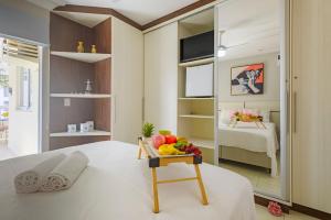 a bedroom with a bed with a bowl of fruit on a table at MTCA041 - Localização Perfeita! 3Q+2WC+2 vagas in Balneário Camboriú +61 photos