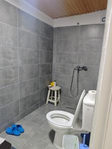 Ένα μπάνιο στο City Center Urban Rooms A +3 φωτογραφίες