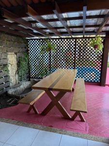 patio con tavolo da picnic in legno e panca di Sossego Ponta da Fruta a Vila Velha