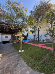 un parco alberato e una piscina di Sossego Ponta da Fruta a Vila Velha Altre 19 foto